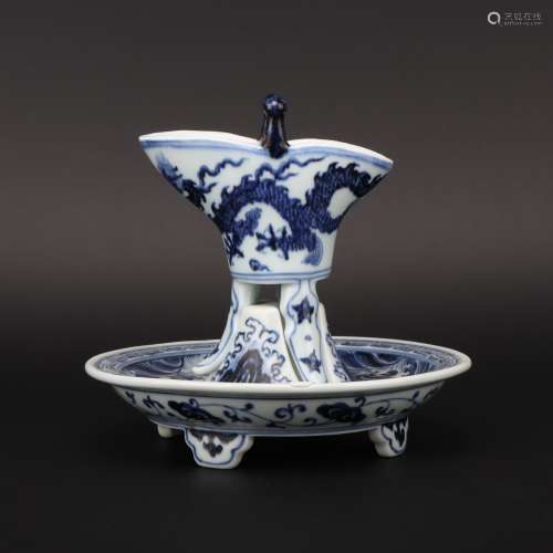 Ming blue and white dragon pattern cup
