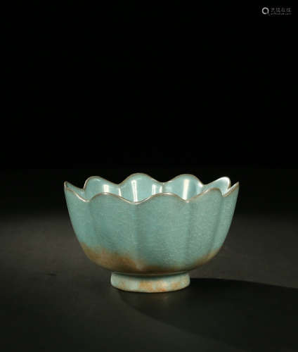 Ru kiln lotus bowl with Borneol pattern]