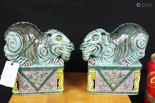 A Pair Porcelain Lion Statue