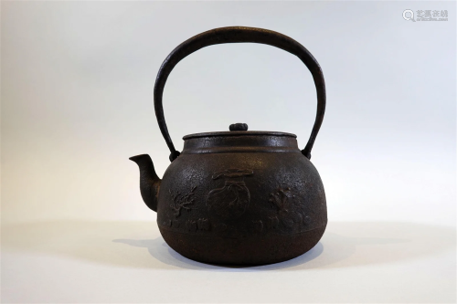 An iron kettle with Bogu pattern.