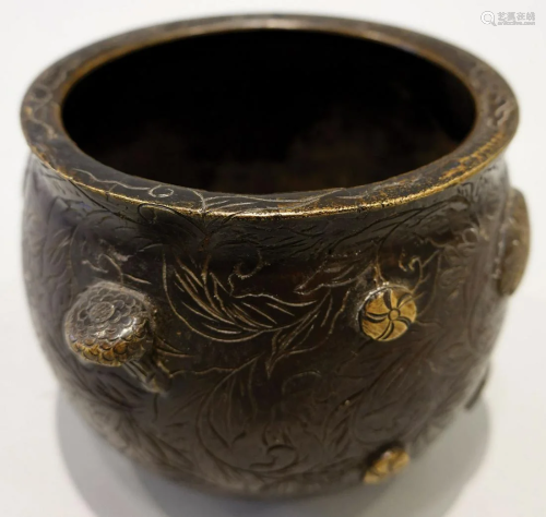A bronze censer with chrysanthemum carving. XuanDe six-chara...