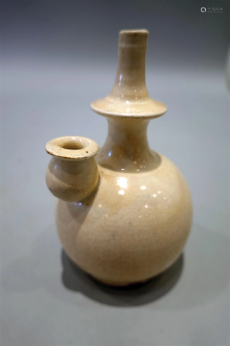 A Xing Kiln and white glazed vase. Tang Dynasty.