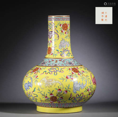 In the Qing Dynasty, the bottle with the pattern of blessing...