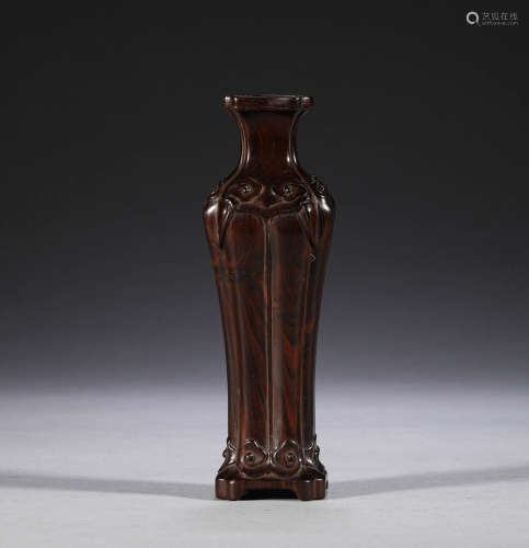In the Qing Dynasty, red sandalwood incense was inserted
