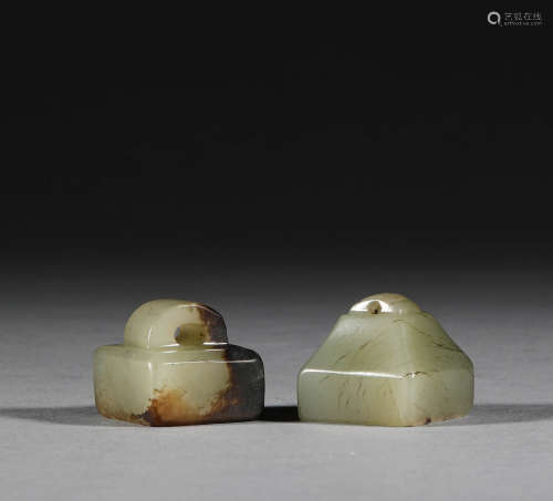 In the Han Dynasty, a pair of Hotan jade seals