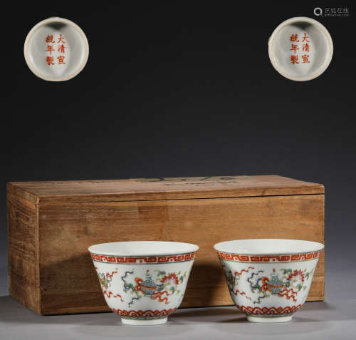 In the Qing Dynasty, there was a pair of pastel eight treasu...