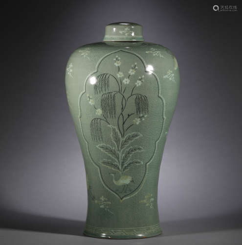 Celadon plum vase in Song Dynasty