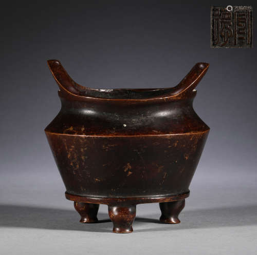 In the Ming Dynasty, the bronze three legged two ear censer
