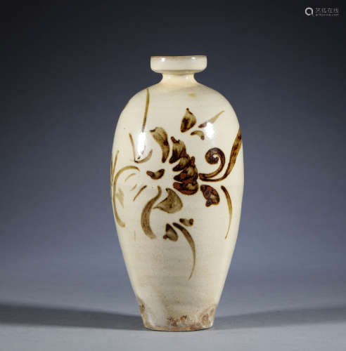 Celadon flower vase in Song Dynasty