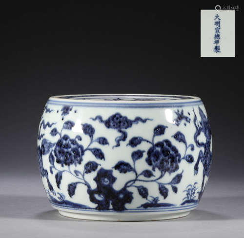 Ming Dynasty, blue and white flower pattern cricket jar