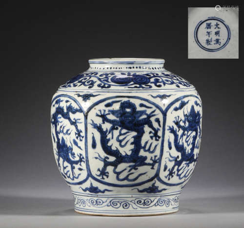 Ming Dynasty, blue and white dragon pattern pot