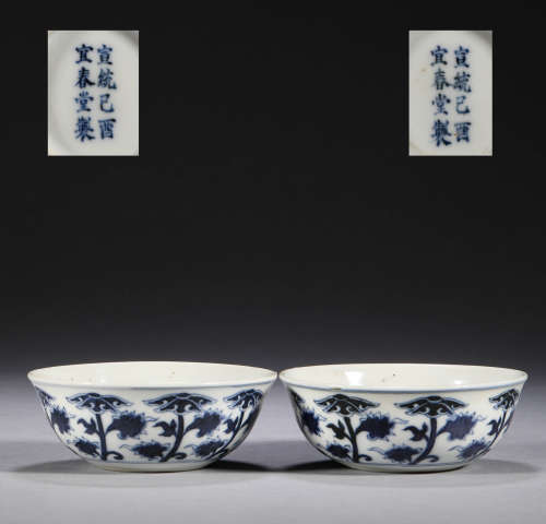 In the Qing Dynasty, there was a pair of blue and white flow...