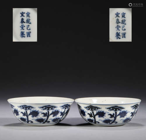 In the Qing Dynasty, there was a pair of blue and white flow...