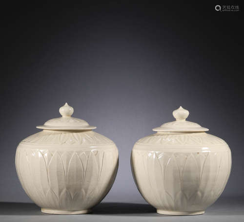 In Song Dynasty, Ding kiln had a pair of go cans