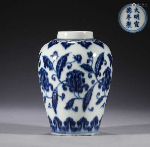Ming Dynasty, blue and white flower pattern pot