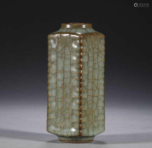 Celadon square vase in Song Dynasty