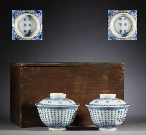 In the Qing Dynasty, a pair of blue and white poems covered ...