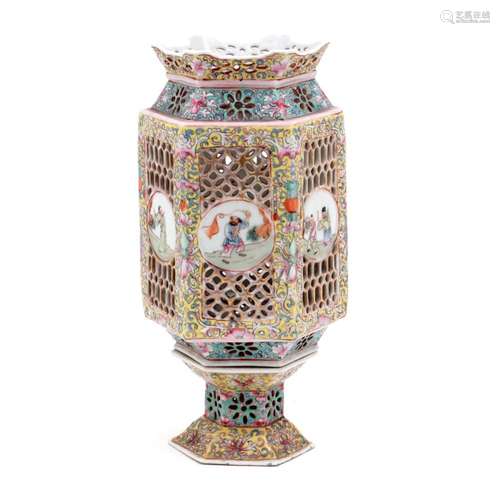 AN ORIENTAL TABLE LAMP