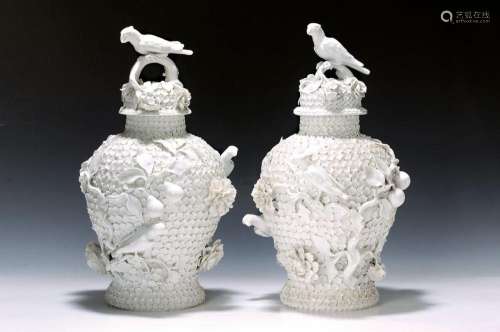 A pair of covered vases/snowball vases, modeled on