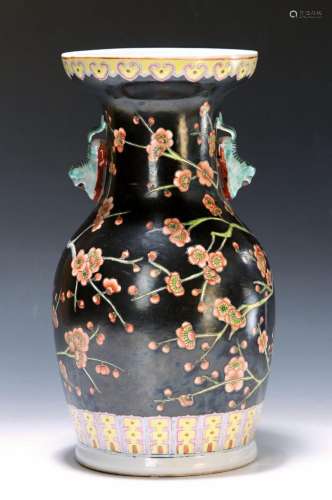 Famille noire vase, China, around 1890, surrounding