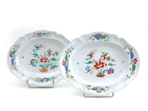 Doccia<br />
Deux plats ovales à bords contournés en porcela...