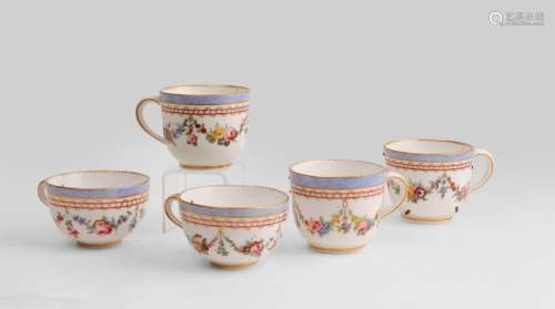 Sèvres<br />
Trois gobelets Bouillard et deux tasses à thé e...