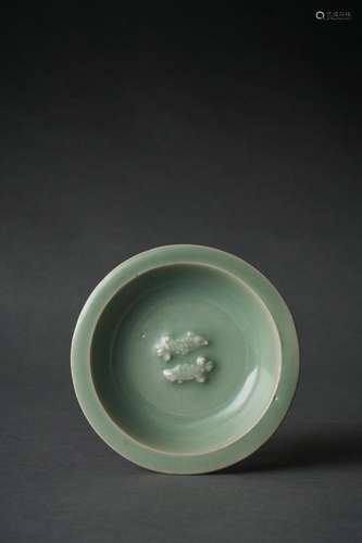 A LONGQUAN CELADON TWIN-FISH PLATE, SOUTHERN SONG DYNASTY (1...