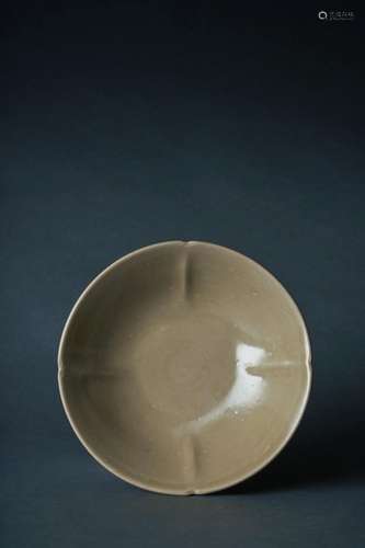 A YUE CELADON FOLIATE RIMMED BOWL, TANG DYNASTY (618-907)