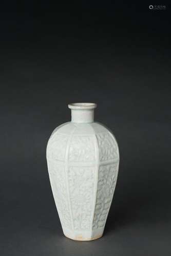 A RARE QINGBAI OCTAGONAL ‘PRUNUS’ VASE, MEIPING, SOUTHERN SO...