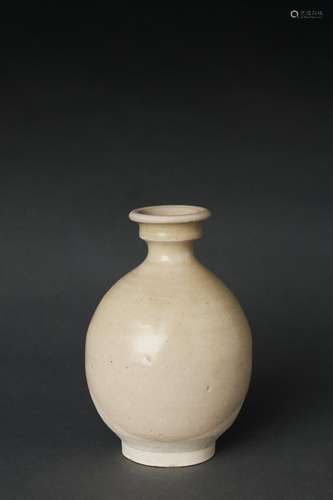 A CHINESE GONGXIAN WHITE-GLAZED VASE, TANG DYNASTY (618-907)