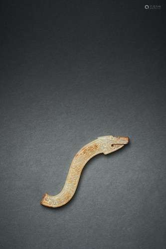 A JADE DRAGON FORMED PENDANT, WARRING STATES/HAN DYNASTY (5T...