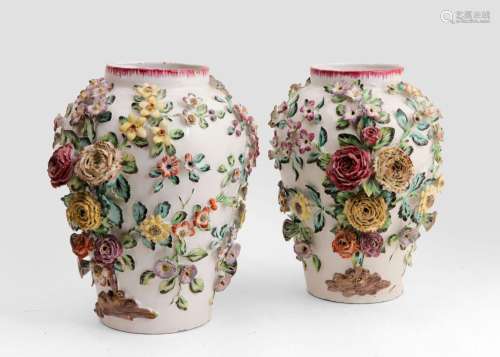 Italie<br />
Deux vases ovoïdes en faïence à décor en relief...