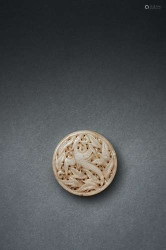 A PALE-GREY JADE COVER, MING DYNASTY (1368-1644)