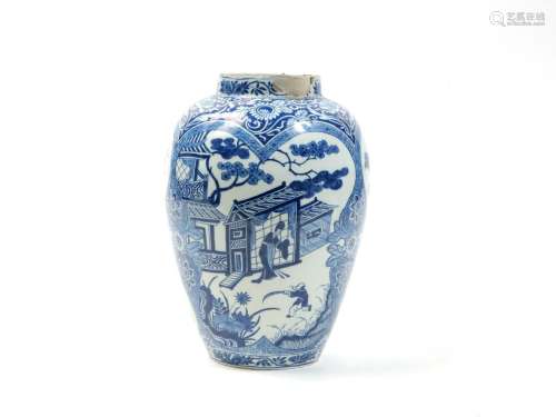 Delft<br />
Vase de forme ovoïde en faïence à décor en camaï...