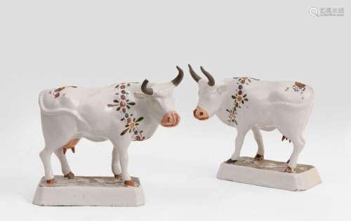 Delft<br />
Deux vaches en faïence debout sur une base recta...