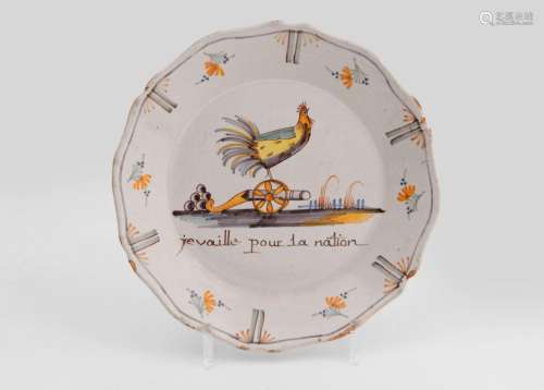 Nevers<br />
Assiette à bord contourné en faïence à décor po...