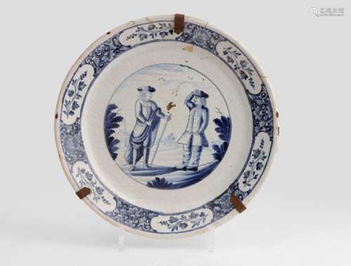 Rouen<br />
Assiette en faïence à décor en camaïeu bleu au c...