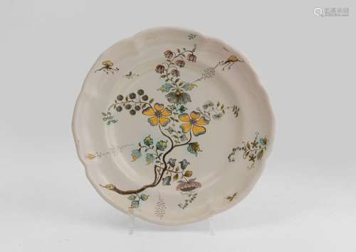 Strasbourg ?<br />
Assiette en faïence à décor polychrome de...