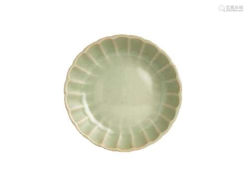 A LONGQUAN FOLIATE RIMMED WASHER