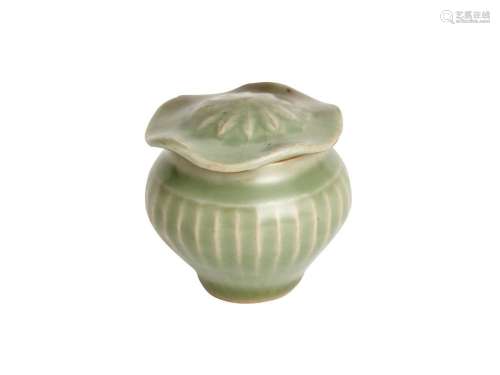 A SMALL LONGQUAN JAR AND COVER, YUAN-MING, 13TH CENTURY