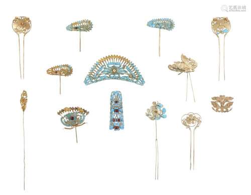 A GROUP OF THIRTEEN KINGFISHER GILT-SILVER HAIR ORNAMENTS, L...