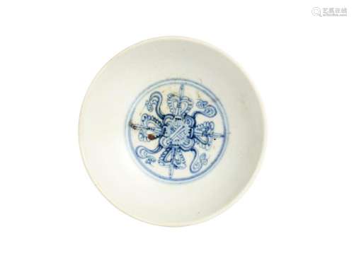 A BLUE AND WHITE DISH, MING DYNASTY (1368-1644)
