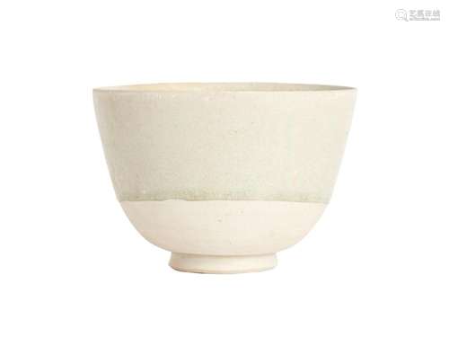 A LARGE GONGXIAN WHITE GLAZED CUP, SUI DYNASTY (581-618)