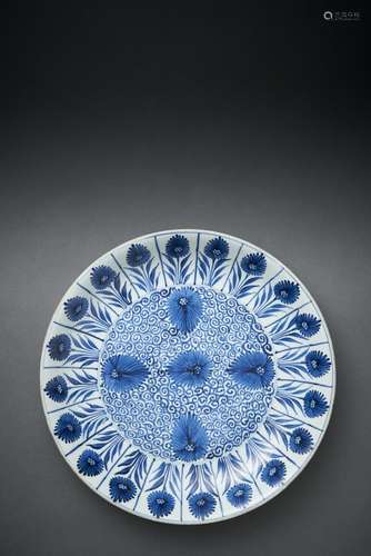 A LARGE BLUE ADN WHITE PLATE, QING DYNASTY, KANGXI PERIOD (1...