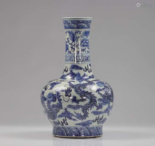 China blue white porcelain vase decorated with dragons