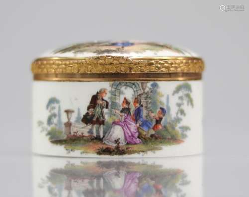 Meissen snuff box polychrome decoration on the lid and sides...