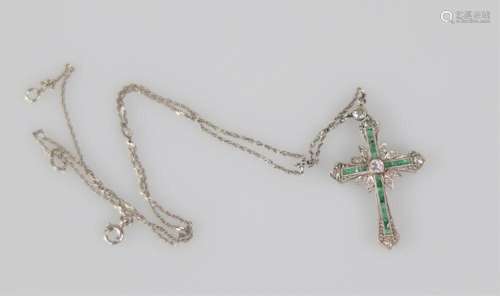 Cross in platinum and diamonds (old cuts) and emeralds (5.5g...