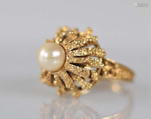 Yellow gold ring (18k) surmounted by a pearl (12.5gr)