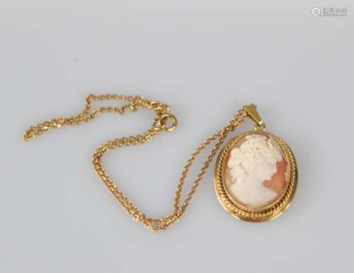 Cameo pendant and chain in yellow gold (18k) and (17.8gr)