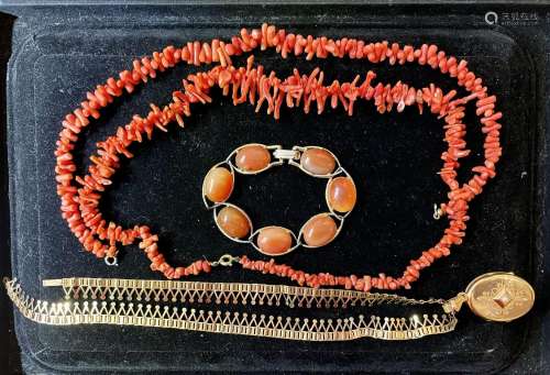 Lot comprenant deux colliers en corail, un bracelet de caboc...